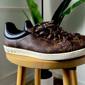 Louis Vuitton Men’s Low Top LV sneakers
